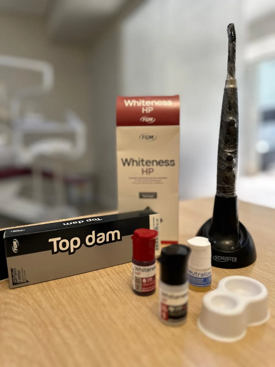 Kit de clareamento com barreira gengival e gel.